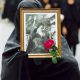 قاب عکس امام در دستان مادر پیر